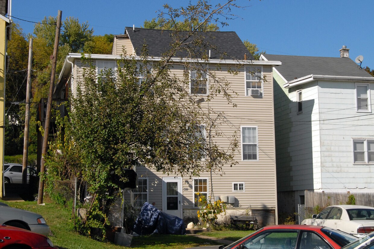Building Photo - 402 W Lincoln Hwy