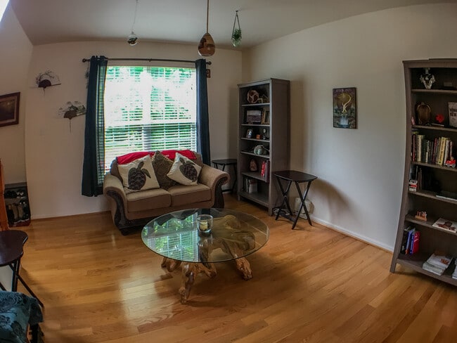 Foto del edificio - Large 4BR plus office, 3.5 BA,  2-car garage