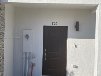 Building Photo - 805 NE 211th St