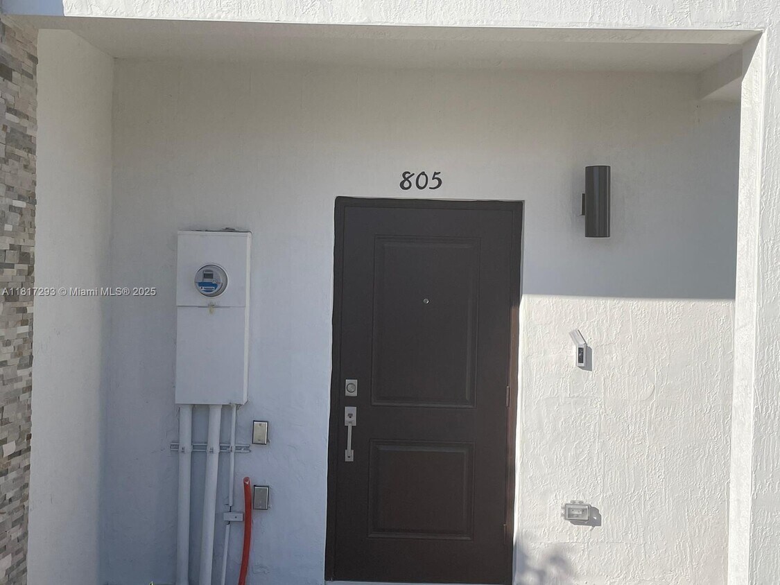 Primary Photo - 805 NE 211th St