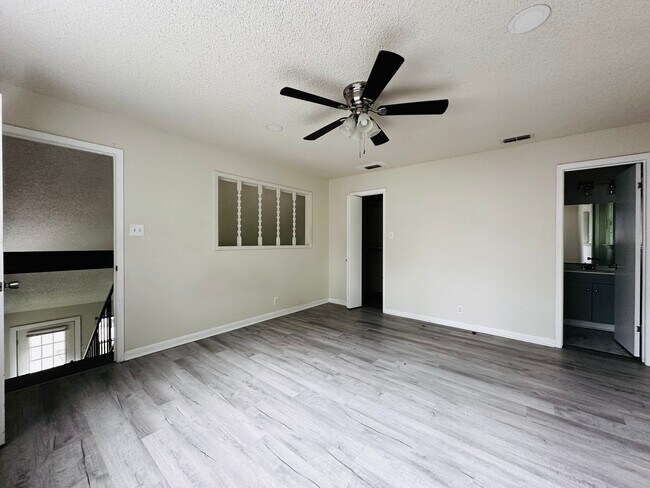 Foto del edificio - 1205 W Texas St