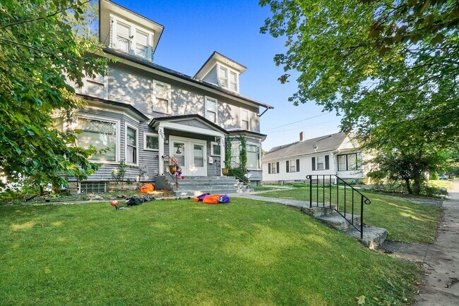 Foto del edificio - 305 N May St