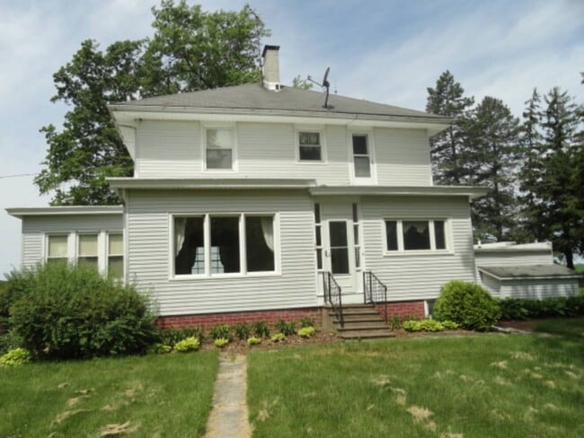 Building Photo - 1945 US-150
