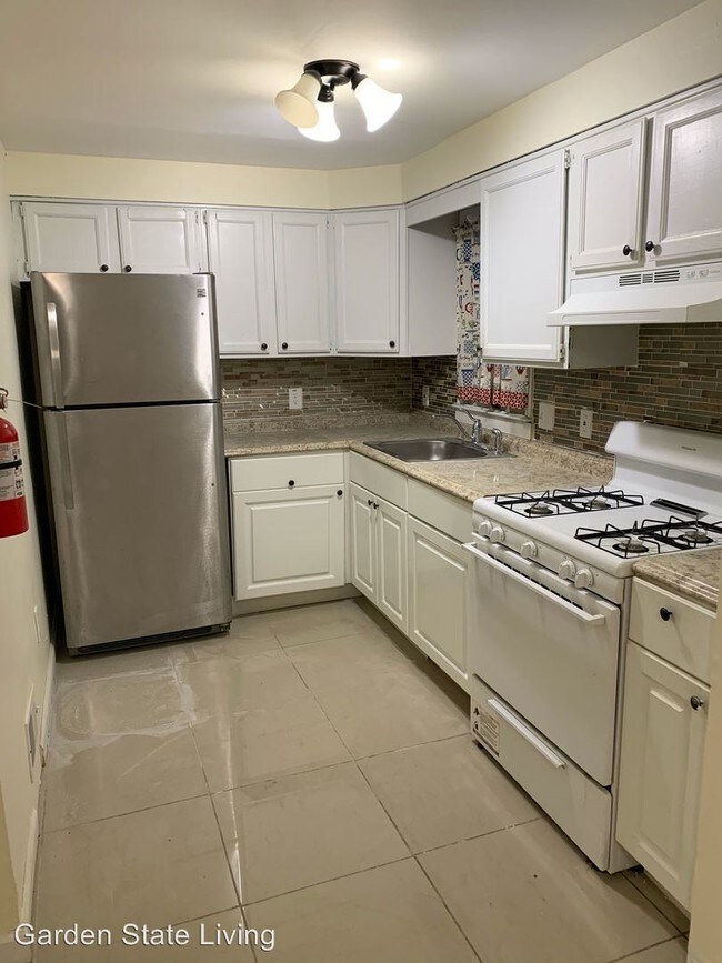 Building Photo - 3 br, 2.5 bath House - 10 Dandridge Drive
