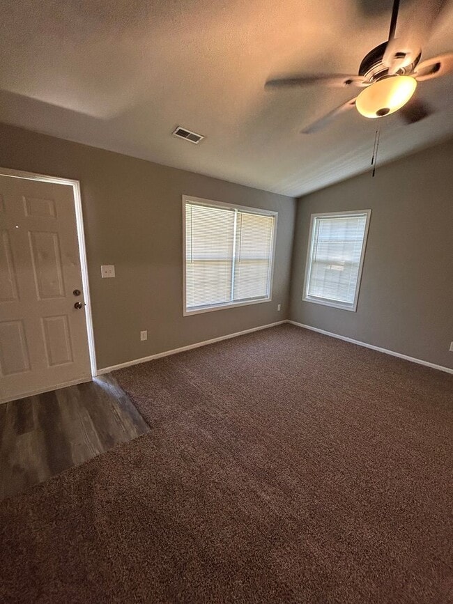 Building Photo - 2650 E Oakbrook Dr