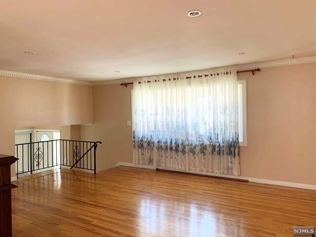 Foto del edificio - 189 Roosevelt Ave