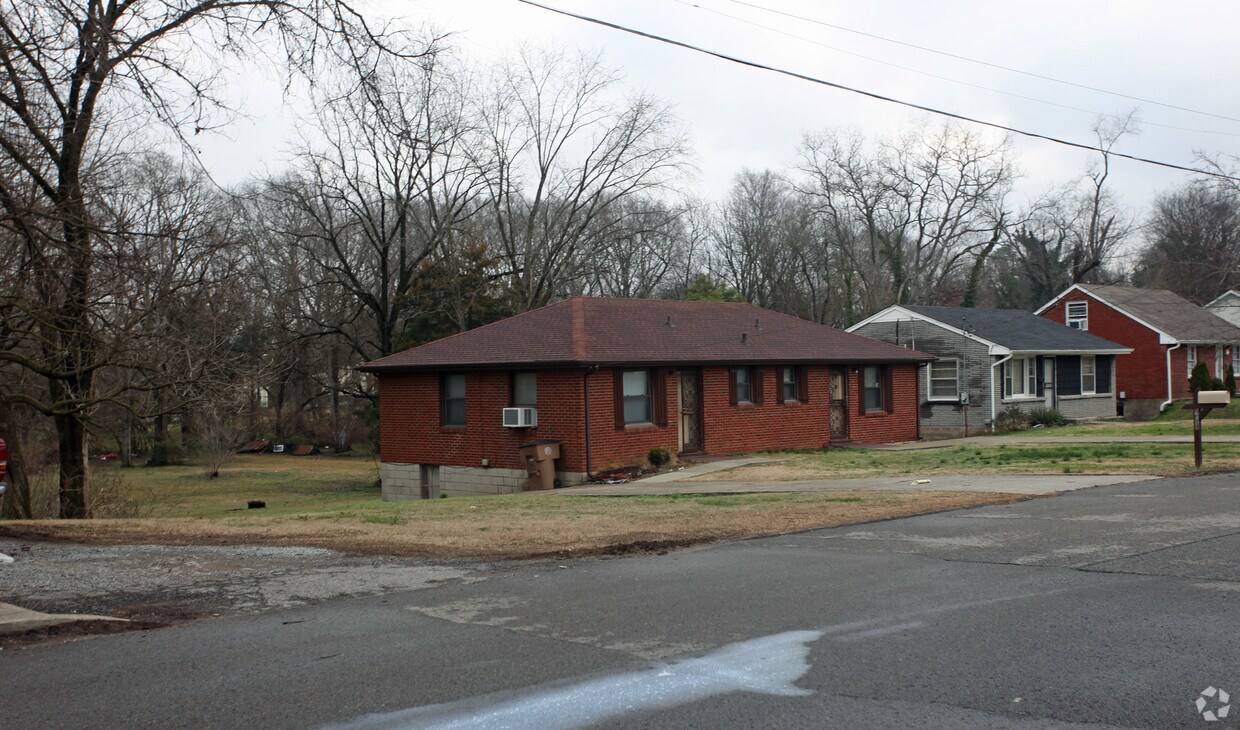 Primary Photo - 901 W Eastland Ave