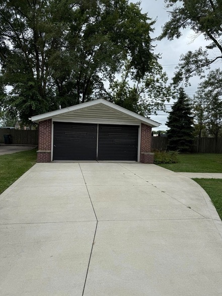 Building Photo - 1625 W Farnum Ave