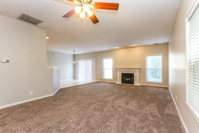Foto del edificio - 8201 Briarhill Lane