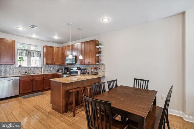 Building Photo - 1041 Dorrance St
