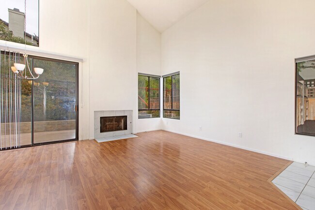 Building Photo - 1 br + Loft Townhouse. Private Patio!