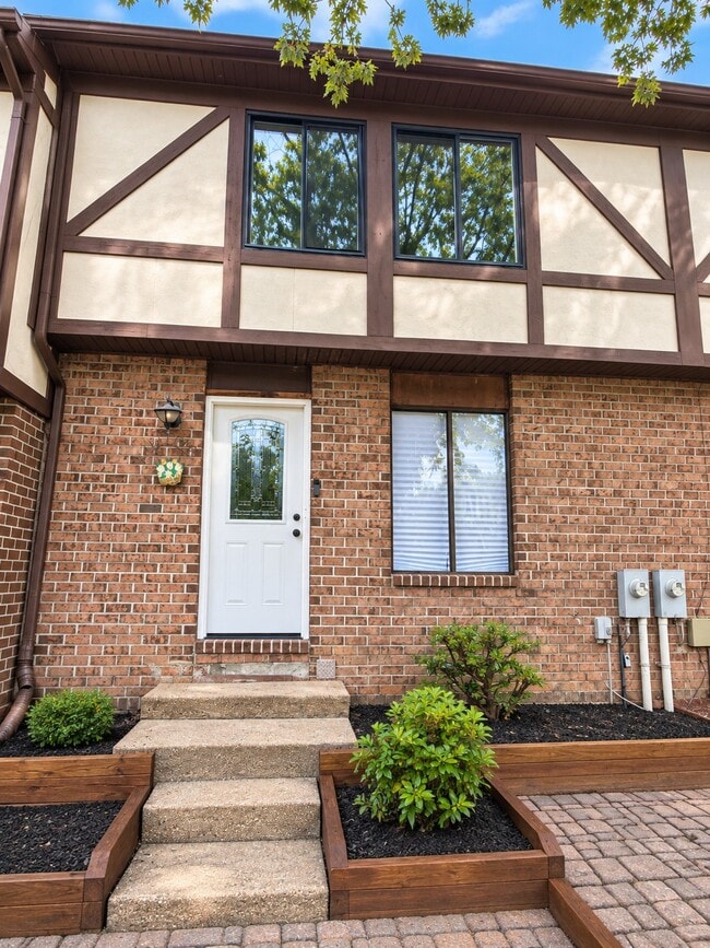 Building Photo - 10 W Orange Ct