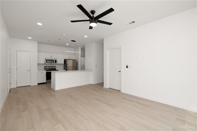 Building Photo - 13 W 18th St