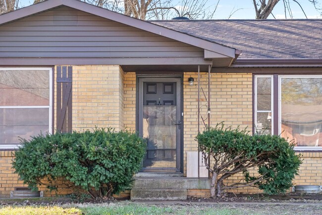 Building Photo - 3 Bedroom Pet Friendly Home with Bonus Roo...