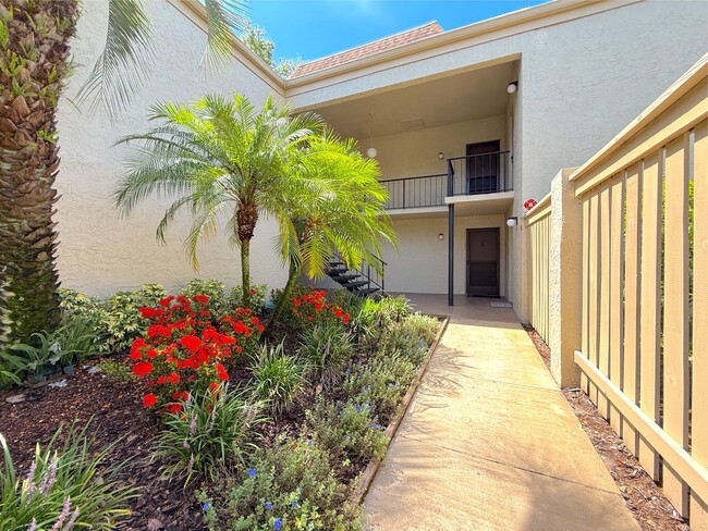 Building Photo - Lovely 2 bed 2 bath, ground floor condo in...