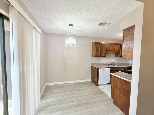 Foto del edificio - 9345 Chisholm Rd