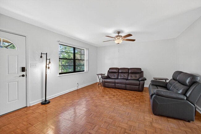 Foto del edificio - 6012 Hickory Dr