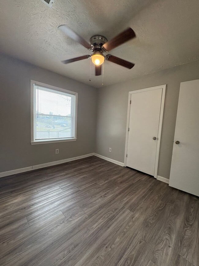 Building Photo - 2 Bed 1 Bath Single Family Home