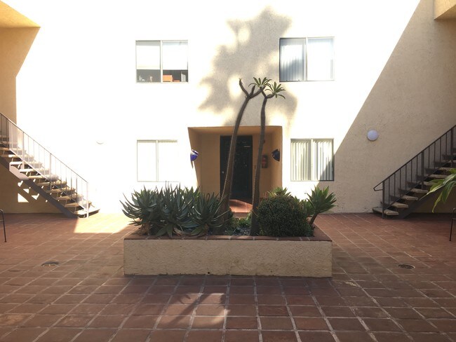 Courtyard - 4434 Fulton Ave
