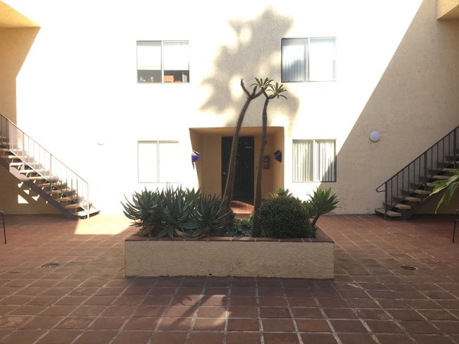 Courtyard - 4434 Fulton Ave