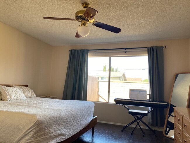Foto del edificio - 2363 Iroquois Ave