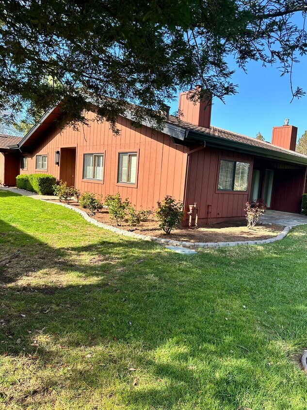 Fabulous condominium home on 6th Fairway o... - Fabulous condominium home on 6th Fairway o...