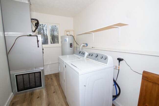 Building Photo - 13949 Compton Rd