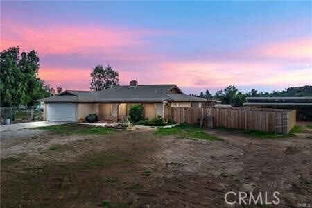 Foto principal - 19725 Mariposa Ave