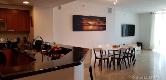 Foto del edificio - 14951 Royal Oaks Ln