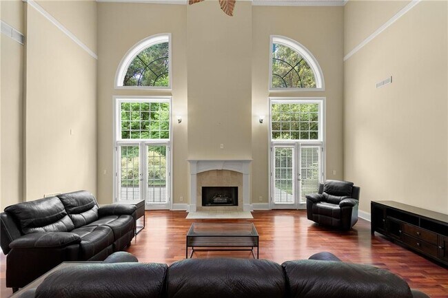 Foto del edificio - 680 W Paces Ferry Rd NW