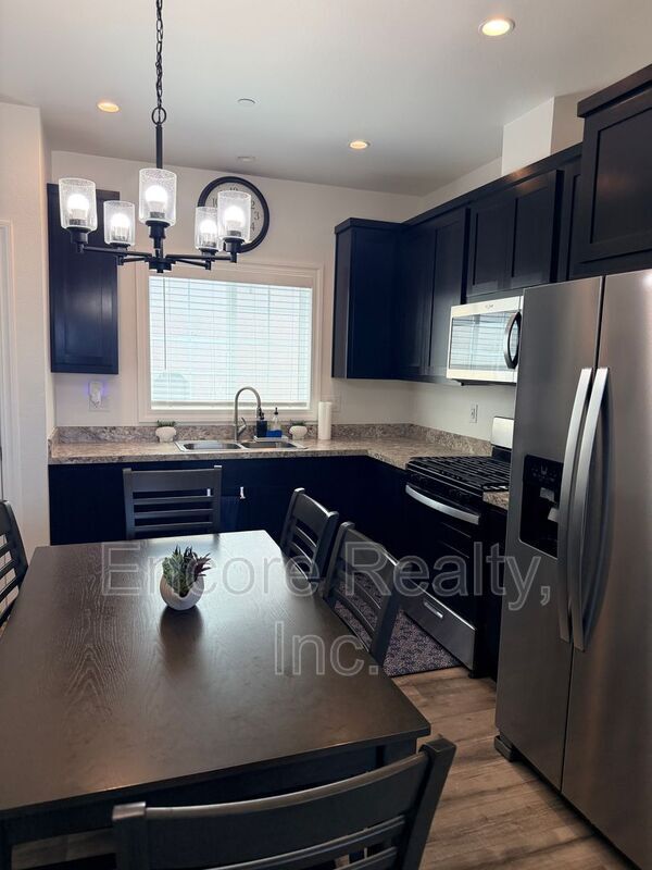 Foto del edificio - 1061.5 E Bradley Ave