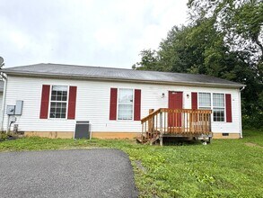 Building Photo - 710-710A Roanoke St E
