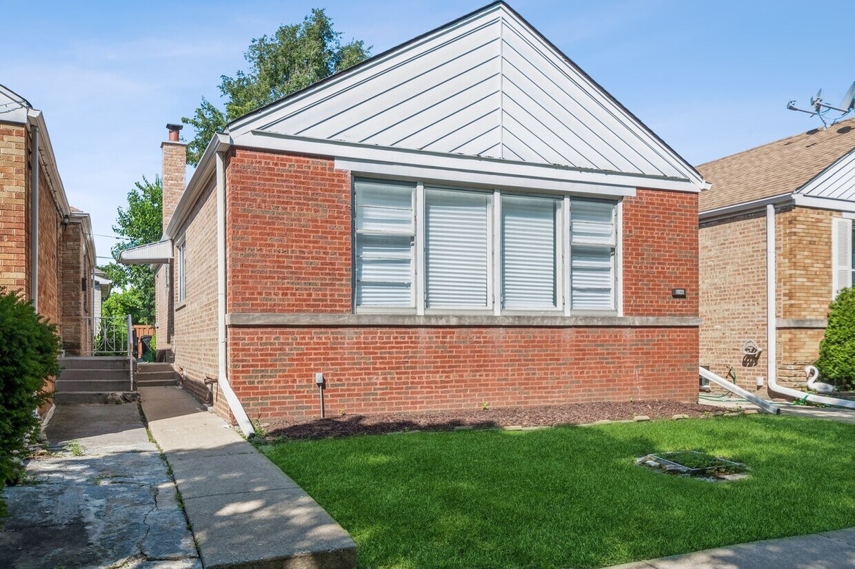Primary Photo - 6140 N Kimball Ave