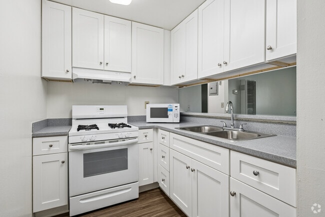 1BR, 1BA - 750SF - Kitchen - Hermosa Vista Apartments