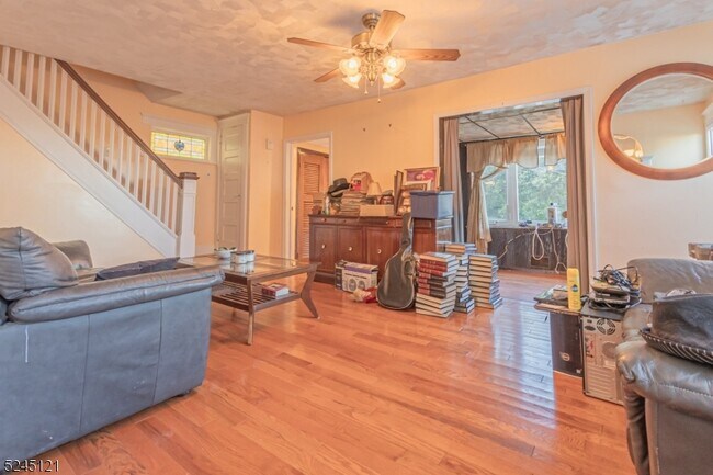 Foto del edificio - 253 Sutton Ave