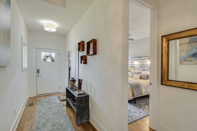 Entrada con el primer dormitorio en suite en el piso principal. - 1910 11th Ave N