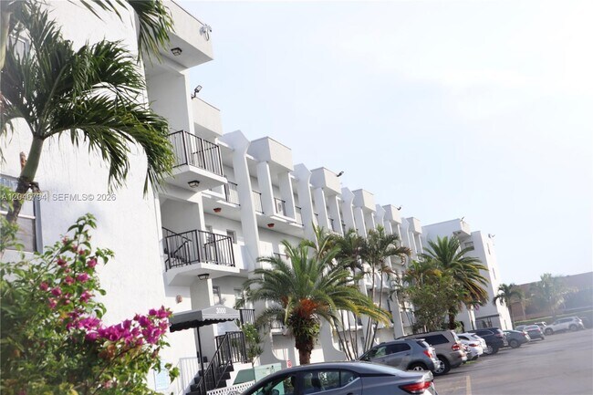 Foto del edificio - 3000 Sunrise Lakes Dr W