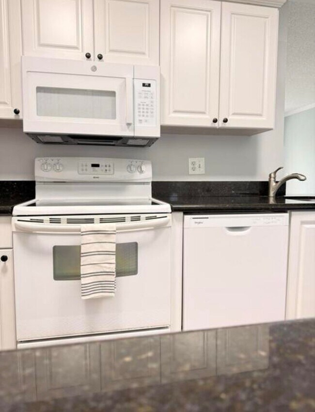 Building Photo - 2080 Greenview Shores Blvd