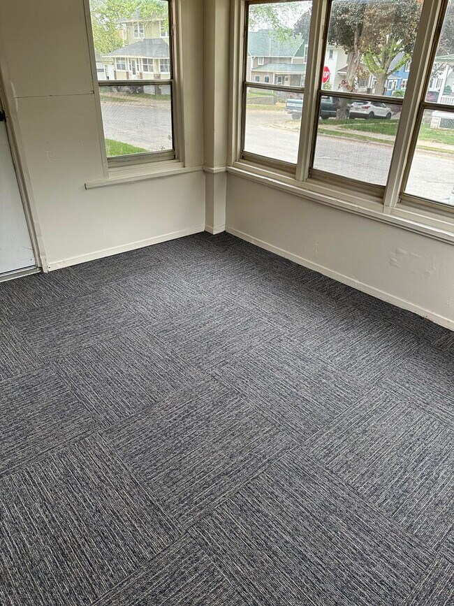 Building Photo - 702 N 6th St