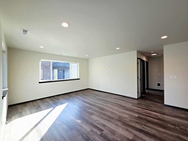 Foto del edificio - 1214 N Baker Ave