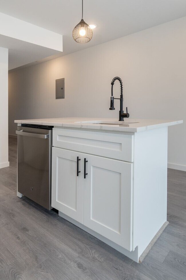 Building Photo - 6604 Lansdowne Ave