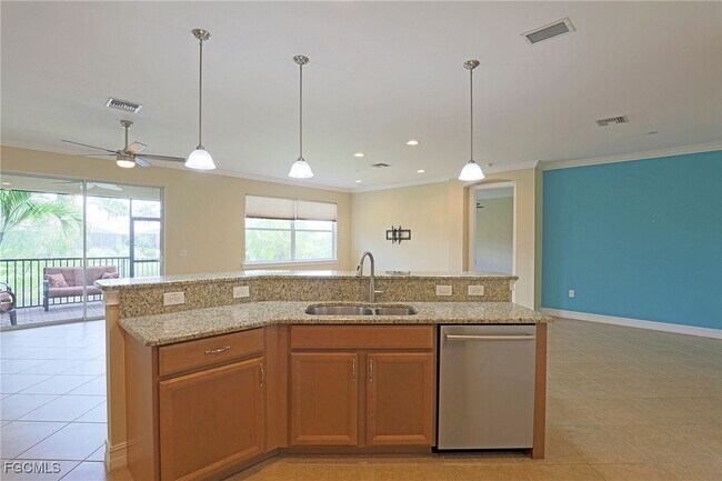 Foto del edificio - 8100 Banyan Breeze Way