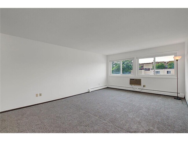 Building Photo - 2616 Harriet Avenue, Unit 321