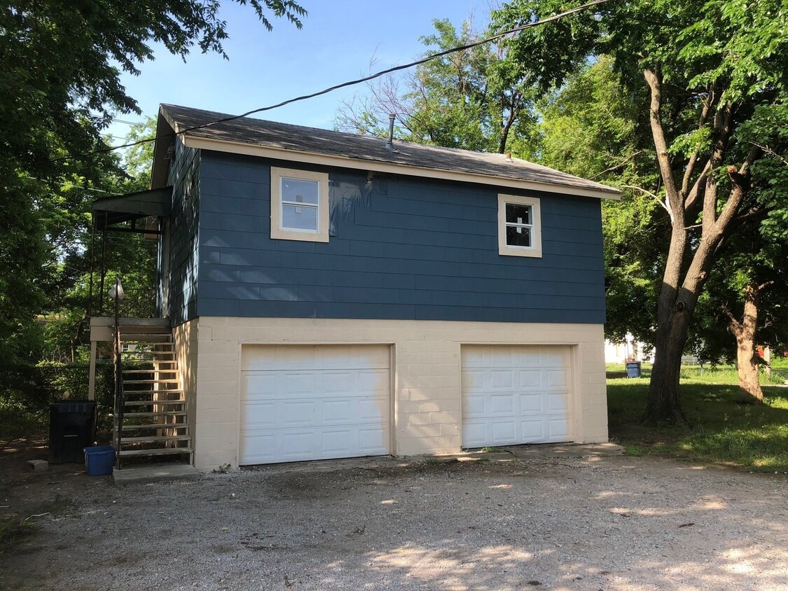 Primary Photo - Nice Garage Apartment