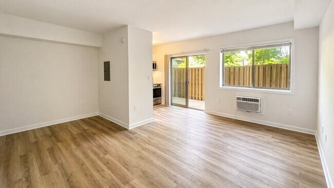 Foto del edificio - 4465 MacArthur Blvd NW