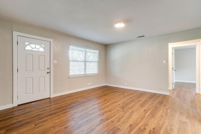 Building Photo - Darling 3/1 Located in Hurst