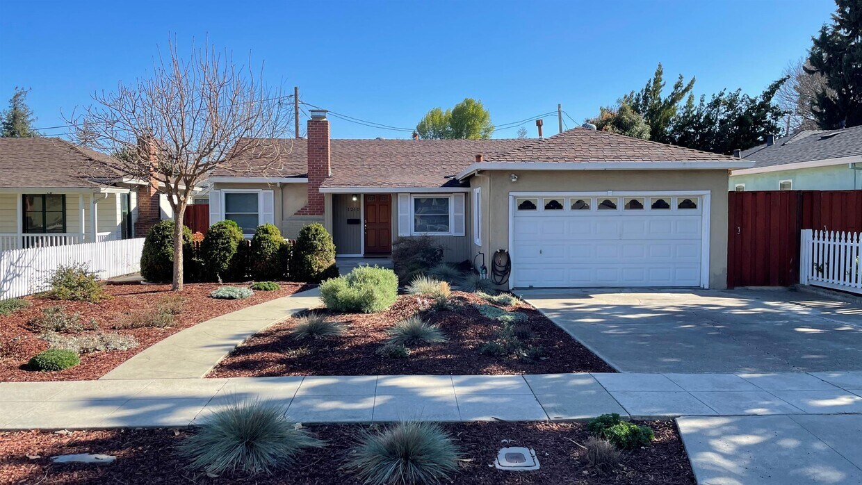 Primary Photo - 1210 Santa Paula Ave