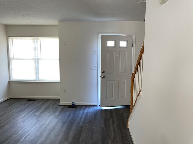 Building Photo - Commuter Friendly Location