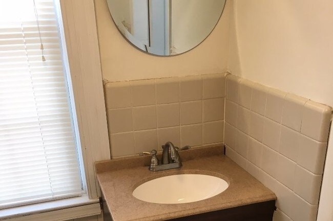 2nd floor Bath - 1436 William St