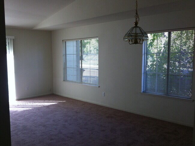 Foto del edificio - 3 Bedroom 2 Bath Home in Mace Ranch-$500 off 1st Month's Rent